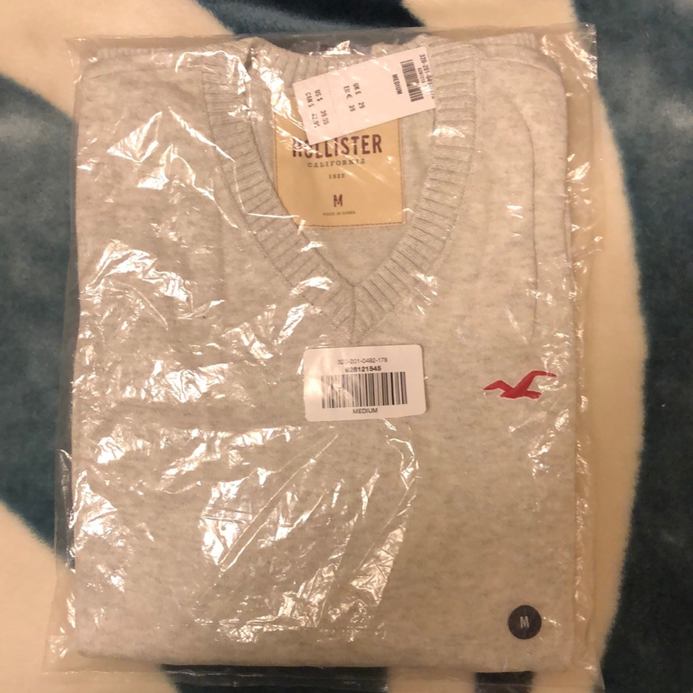 New!! Hollister Vneck comfortable gray sweater!!!